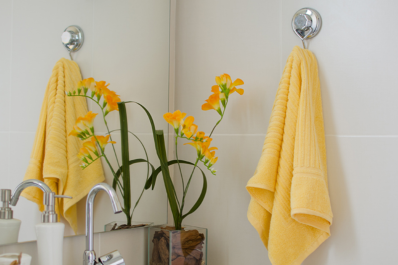 Images are merely illustrative. Stainless steel hanger with suction cup in the bathroom.